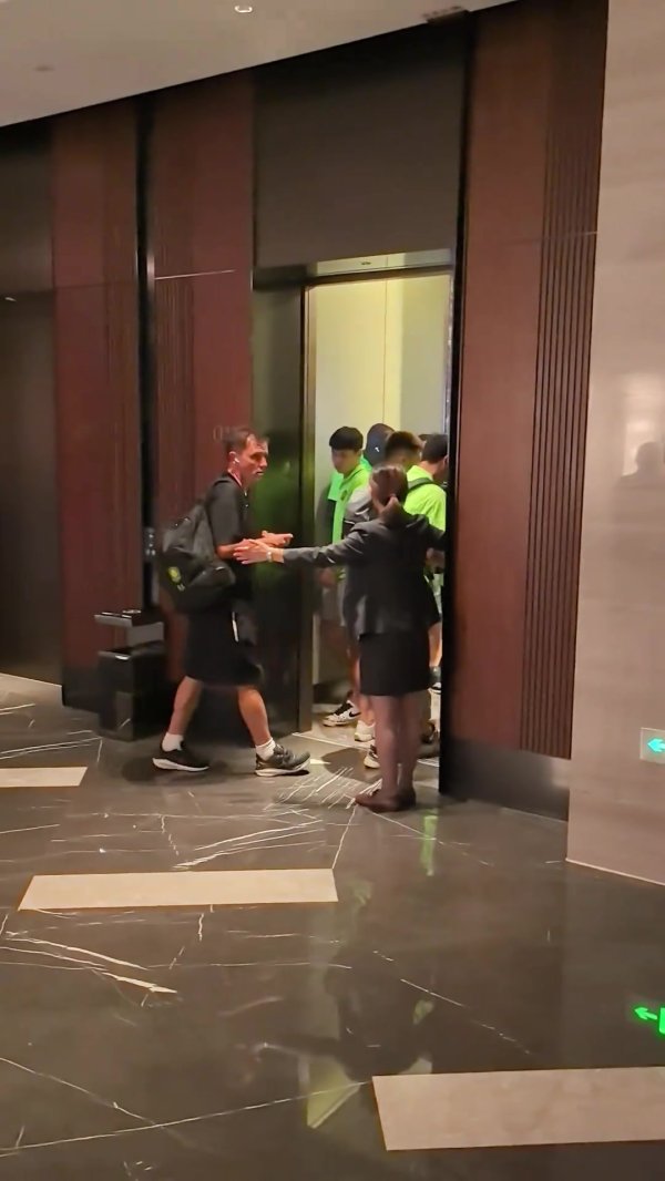 袁野：王刚败坏后很快与当事球迷重新碰头，两边如故互相说念歉息争