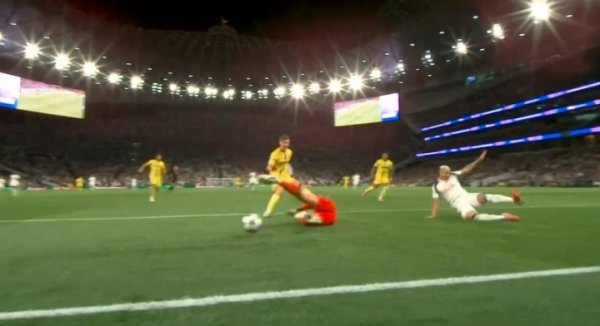 本赛季欧冠首个乌龙！贝里瓦尔传中，黄潜门将黄油手送热刺逾越！