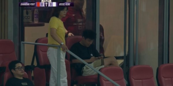 海港0-3落伍神户，因伤缺阵的武磊在看台上看手机