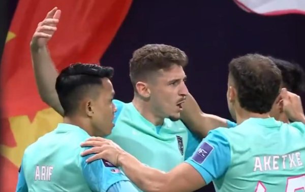 亚冠-蓉城主场8东谈主轮流0-2柔佛 开场5分钟丢球+胡荷韬伤退