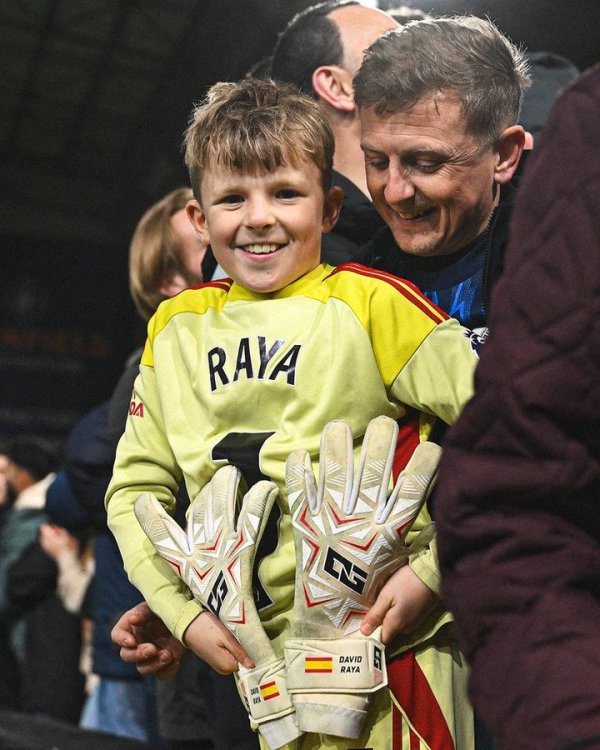 连络7场零封！拉亚赛后将球衣和手套送给一位小球迷