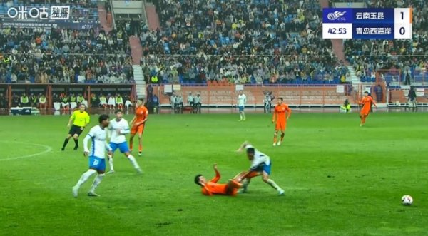 这下太痛了！第43分钟，宋浩宇宝贵时被倒地的罗竞踢到裆部