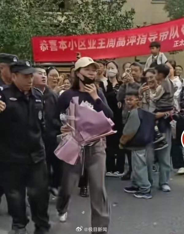 载誉而归！泰州队女阐述周高萍回家被所住小区拉横幅招待