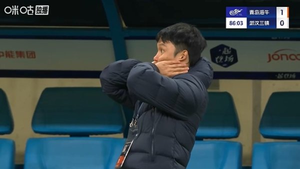 这球王人没进！贺惯绝佳契机踢偏海牛再逃一劫，邓卓翔惊出颜料包