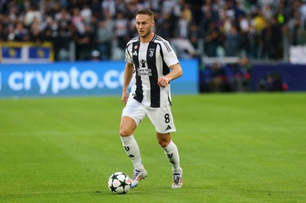 博班：库普梅纳斯是纯正的中场，长期来看他可能无法稳妥踢中后卫