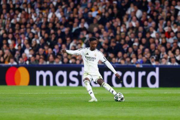 记者：卡马文加因伤退出法国队集训，提前复返马德里