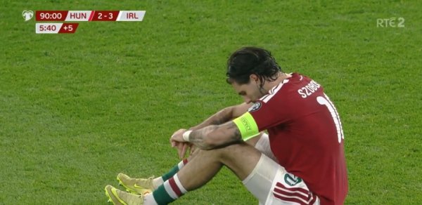 遭绝杀！匈牙利宇宙杯梦碎+陆续十届无缘，索博无奈俯首瘫坐草地