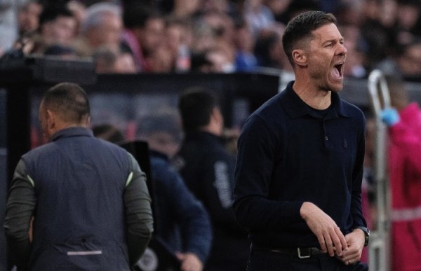 牢骚阿隆索教师量过大？记者：球员暗示事实相悖！相识教师神气