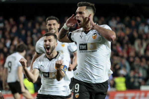 精彩！26岁时尚雨果·杜罗对莱万特倒钩破门，为瓦伦打进制胜球