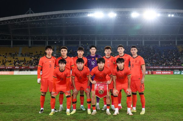 国足VS韩国 首发11东谈主涌现 刘诚宇领衔依木兰回顾 邵佳一督战