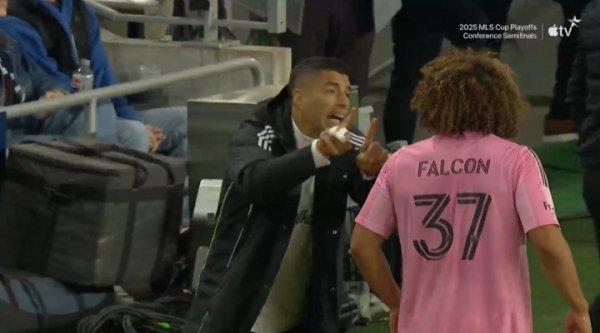 老练牙？本场替补的苏亚雷斯在场下叫来本队中卫，向其传授训诫