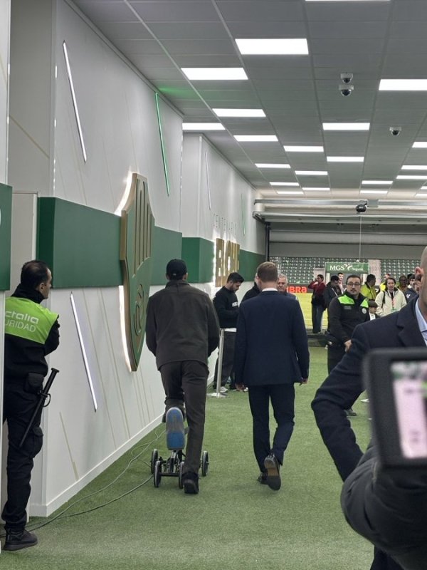 早日康复！阿什拉夫不雅看皇马比赛+与一又友碰面，仍依靠助行器走路