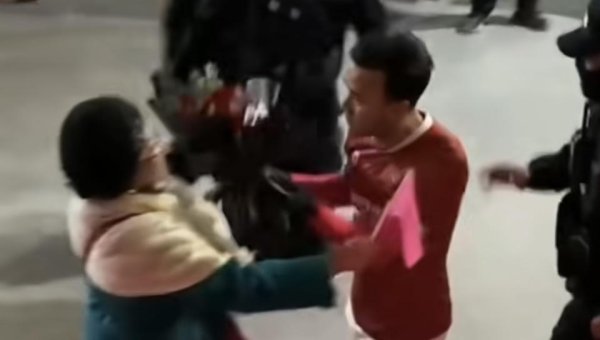 争议！新疆球员进球后跑上看台给母亲鲜花，回归就被裁判红牌罚下