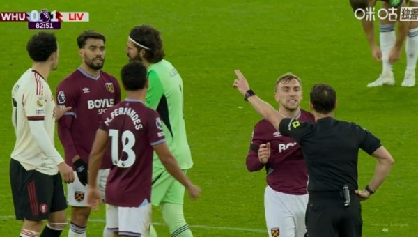 队友思拉皆拉不住！帕奎塔染黄后仍贴脸裁判喋喋不停，最终被罚下